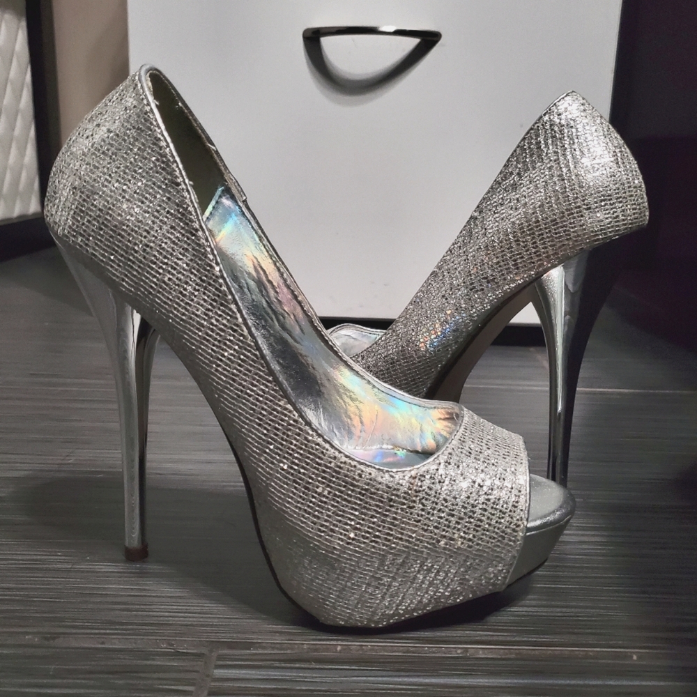 Elegant Silver Peep-Toe Heels Size 7 - Picture 8 of 10